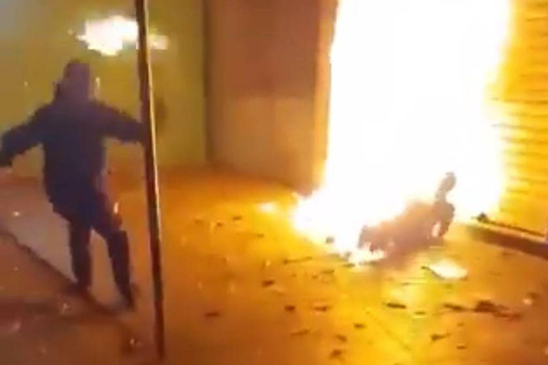 Morador de rua é vítima de ataque com fogo no RJ Morador de rua é vítima de ataque com fogo no RJ