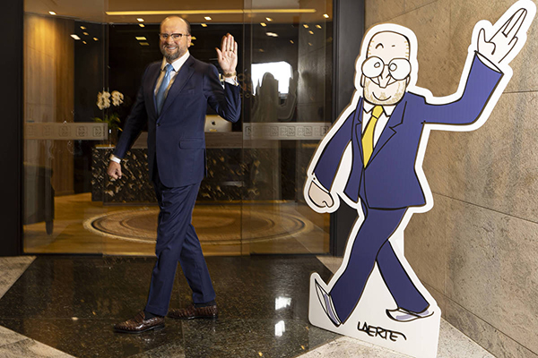 Nelson Wilians na porta de seu escritório ao lado de cartum feito para ele por Laerte Nelson Wilians na porta de seu escritório ao lado de cartum feito para ele por Laerte