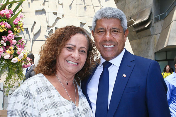 A coordenadora do Planserv, Socorro Brito, com o governador Jerônimo Rodrigues (PT)