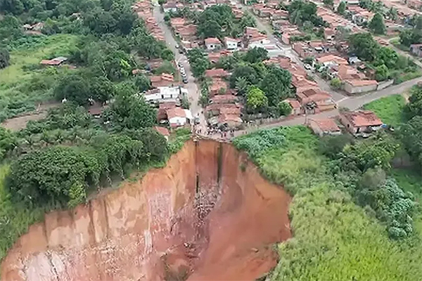Voçorocas (erosões) se aproximam sobre a área residencial de Buriticupu, no Maranhão