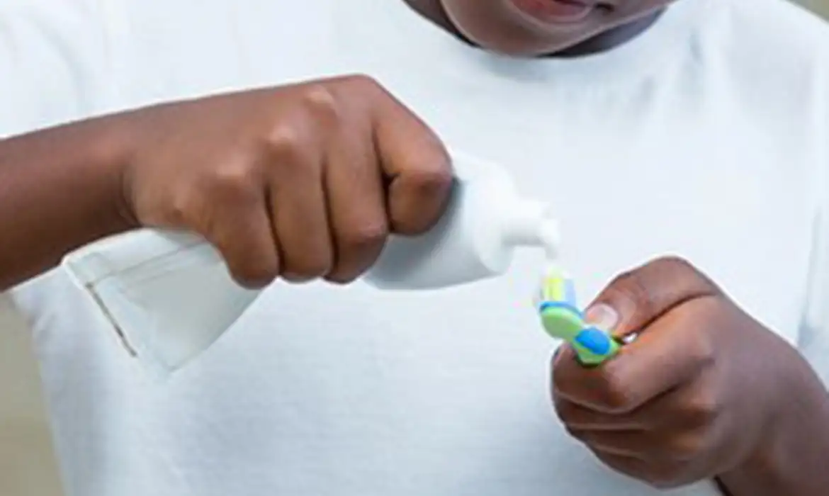 Agência emitiu alerta após reações ao produto com fluoreto de estanho