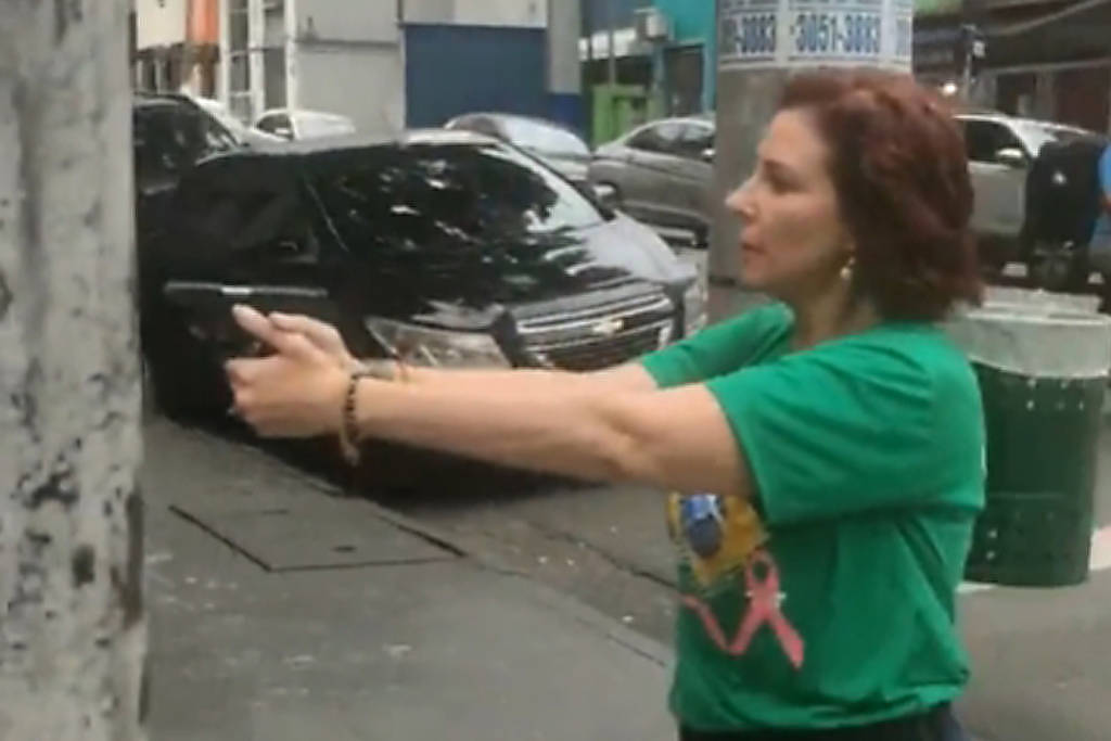A deputada federal Carla Zambelli (PL-SP) foi denunciada por correr armada em direção a homem negro após discussão em São Paulo A deputada federal Carla Zambelli (PL-SP) foi denunciada por correr armada em direção a homem negro após discussão em São Paulo