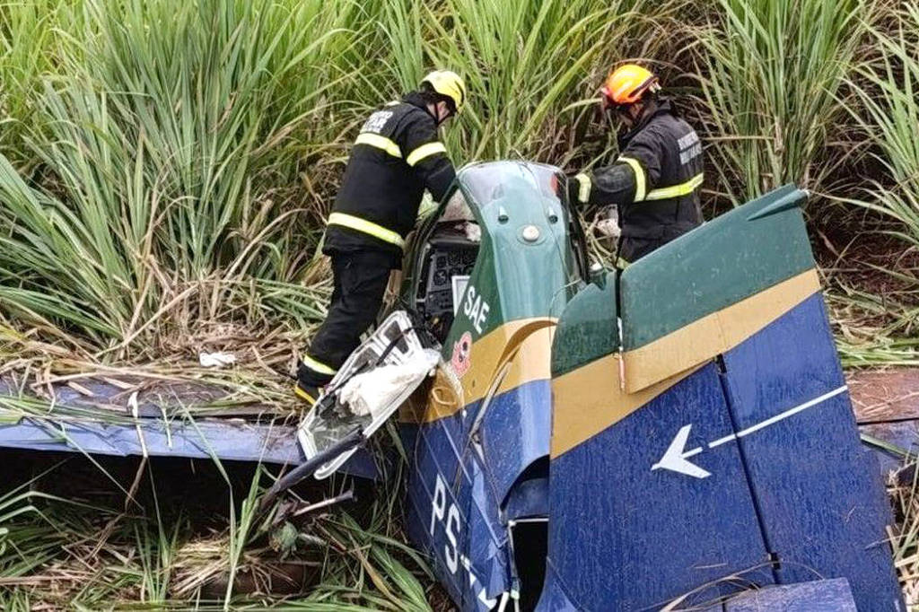 Bombeiros avaliam avião agrícola que caiu na terça-feira em um canavial de Nova Andradina (MS); piloto Paulo Roberto Crispim, 40, morreu jo acidente Bombeiros avaliam avião agrícola que caiu na terça-feira em um canavial de Nova Andradina (MS); piloto Paulo Roberto Crispim, 40, morreu jo acidente