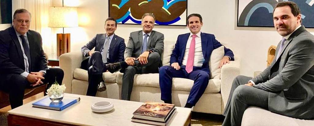 A partir da esq., Paulo Abi-Ackel (PSDB-MG), Marcos Pereira (Republicanos-SP), Aécio Neves (PSDB-MG), Hugo Motta (Republicanos-PB) e Adolfo Viana (PSDB-BA)