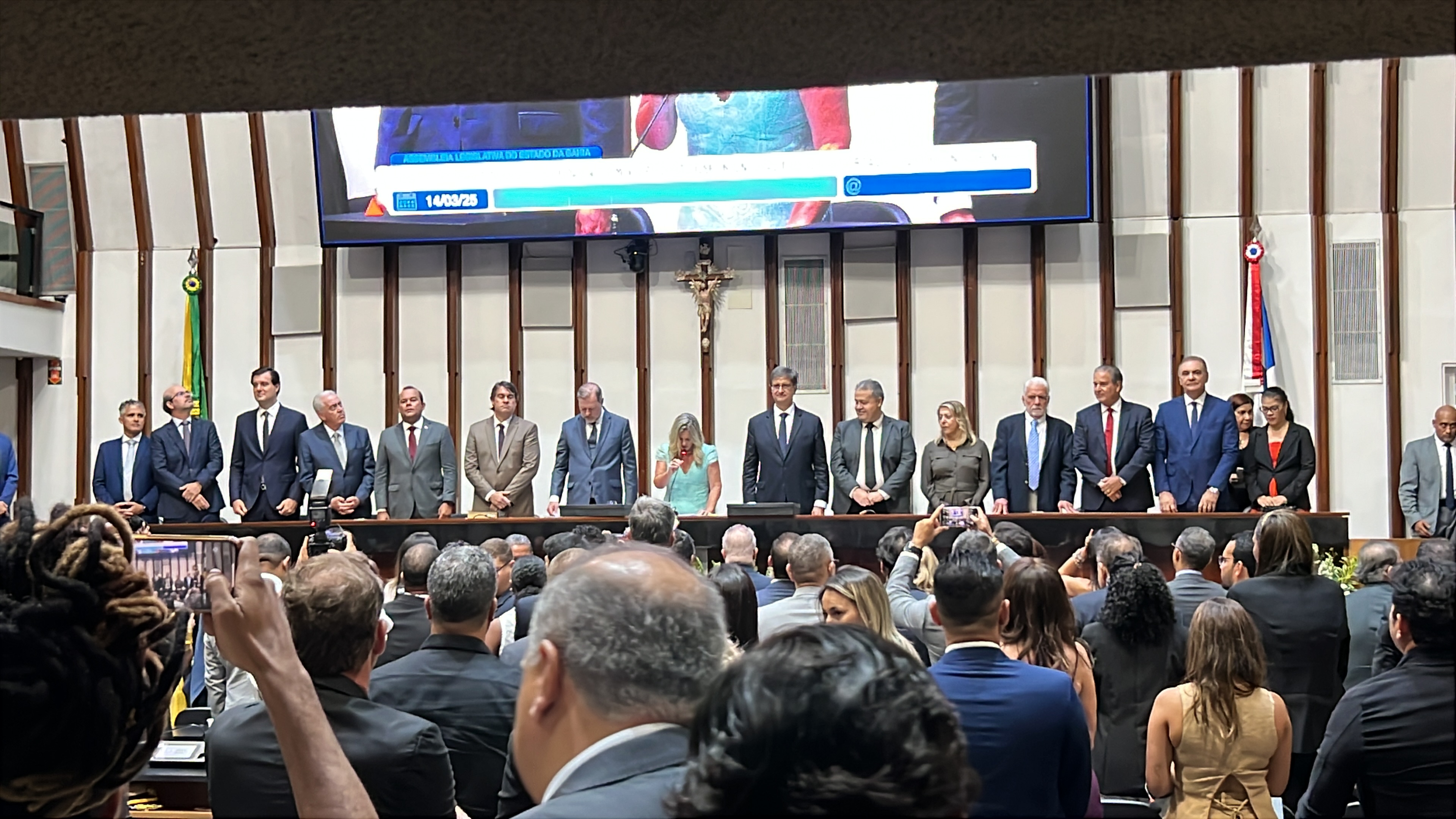 Cerimônia aconteceu nesta sexta-feira e não contou com representantes negros na Mesa