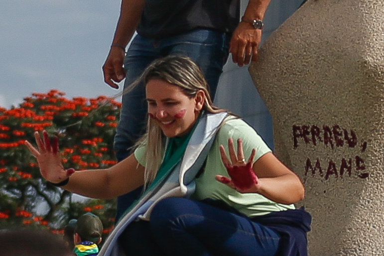 Débora Santos foi identificada em foto da Folha ao pichar estátua na praça dos Três Poderes no dia 8 de janeiro