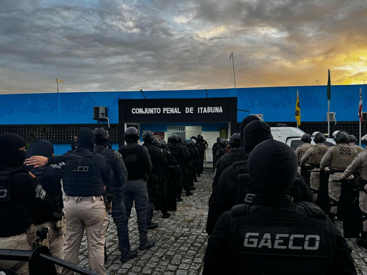 O objetivo da operação é impedir qualquer contato ou influência dos transferidos com liderados no lado externo do estabelecimento pena O objetivo da operação é impedir qualquer contato ou influência dos transferidos com liderados no lado externo do estabelecimento pena