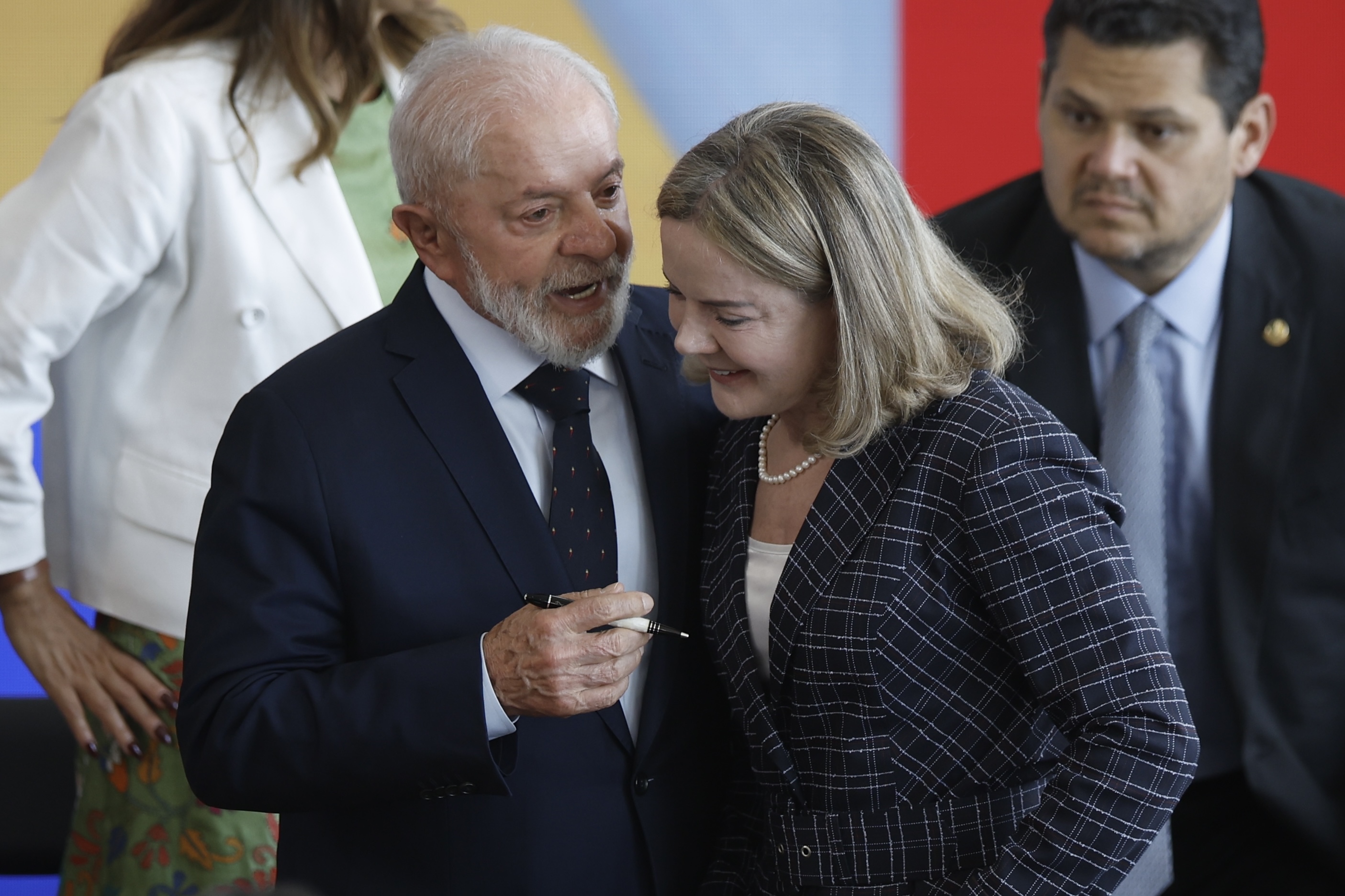 O presidente Lula e a nova ministra das Relações Institucionais, Gleisi Hoffmann O presidente Lula e a nova ministra das Relações Institucionais, Gleisi Hoffmann