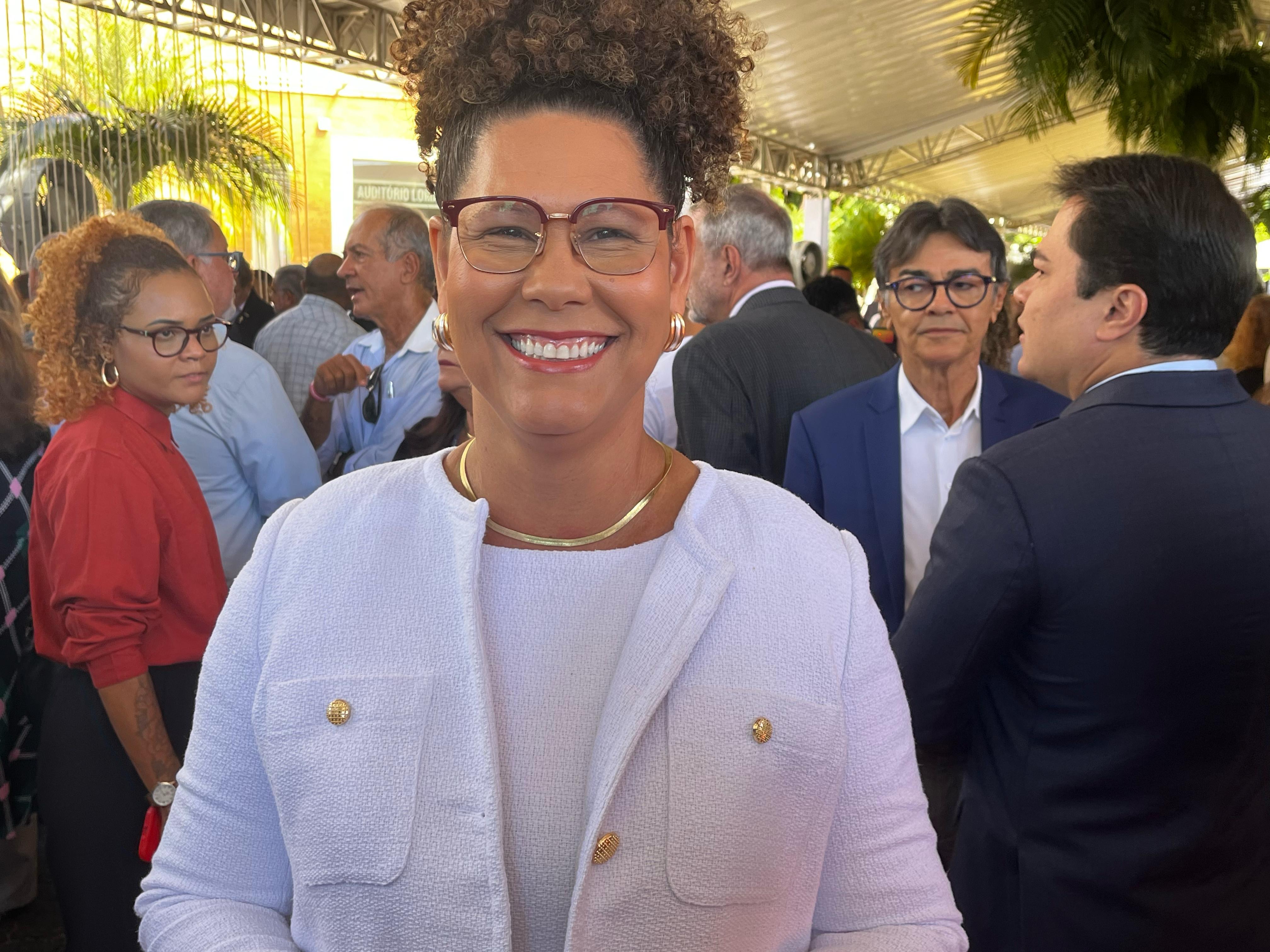 Secretária Fabya Reis 