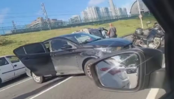 Perseguição policial com troca de tiros deixa dois feridos na Avenida Paralela, em Salvador Perseguição policial com troca de tiros deixa dois feridos na Avenida Paralela, em Salvador