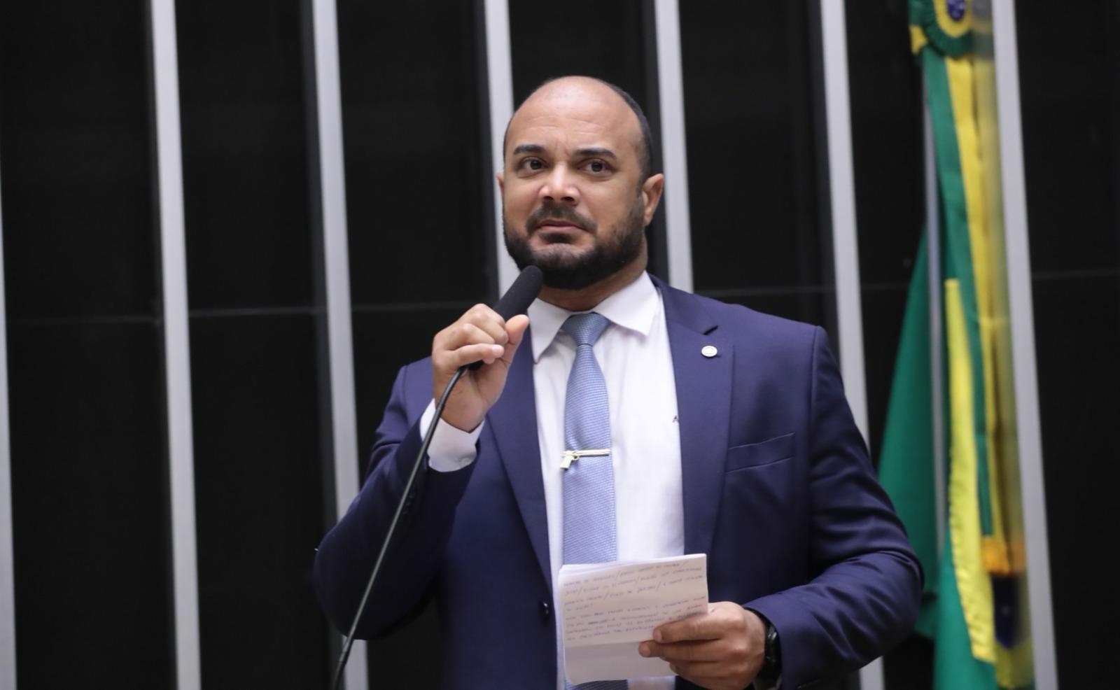 Deputado criticou os gastos excessivos e questionou a gestão de Jerônimo Rodrigues no estado Deputado criticou os gastos excessivos e questionou a gestão de Jerônimo Rodrigues no estado