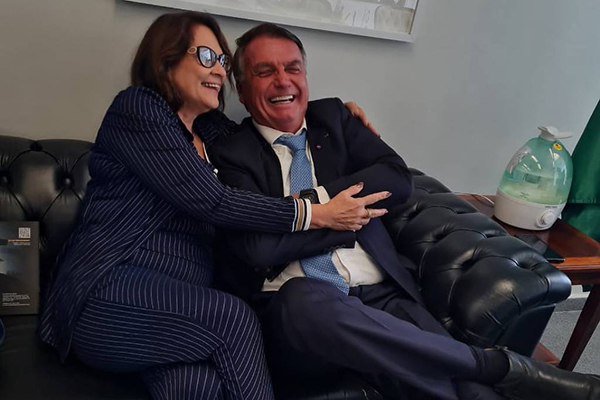 Senadora recebeu autorização do ministro Alexandre de Moraes para visitar ex-presidente em casa Senadora recebeu autorização do ministro Alexandre de Moraes para visitar ex-presidente em casa