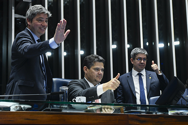 O presidente do Senado, Davi Alcolumbre, com os senadores Carlos Portinho (PL-RJ) e Randolfe Rodrigues (PT-AP)