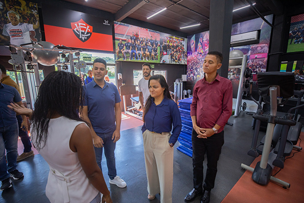 A prefeita de Lauro de Freitas, Débora Regis (União Brasil), visita as instalações do Esporte Clube Vitória
