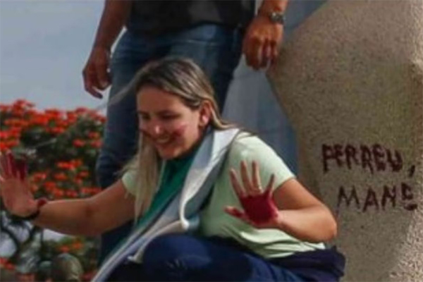 A cabeleireira Débora Rodrigues dos Santos, conhecida pela pichação com batom de estátua nos ataques golpistas de 8 de janeiro de 2023 A cabeleireira Débora Rodrigues dos Santos, conhecida pela pichação com batom de estátua nos ataques golpistas de 8 de janeiro de 2023