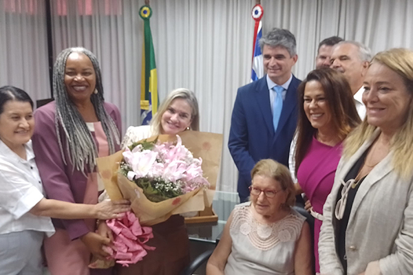 A presidente da Assembleia Legislativa da Bahia (AL-BA), deputada Ivana Bastos (PSD), recebe homenagem dos deputados A presidente da Assembleia Legislativa da Bahia (AL-BA), deputada Ivana Bastos (PSD), recebe homenagem dos deputados