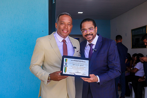 Homenagem a Márcio Marinho foi uma indicação do vereador de Governador Mangabeira Dr. Edgar Henrique Homenagem a Márcio Marinho foi uma indicação do vereador de Governador Mangabeira Dr. Edgar Henrique