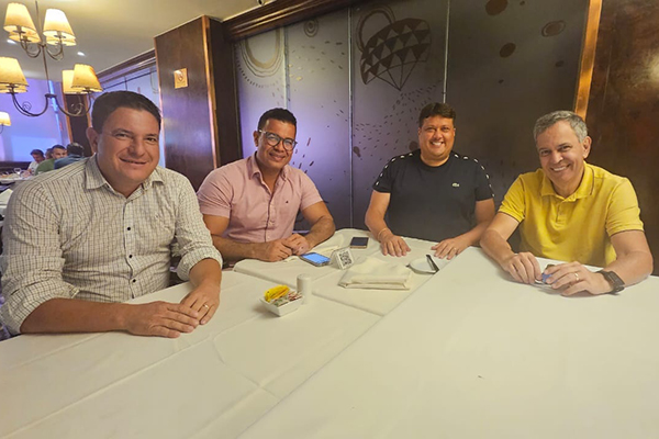 O presidente do PDT na Bahia, deputado federal Félix Mendonça Júnior, com lideranças estaduais do partido