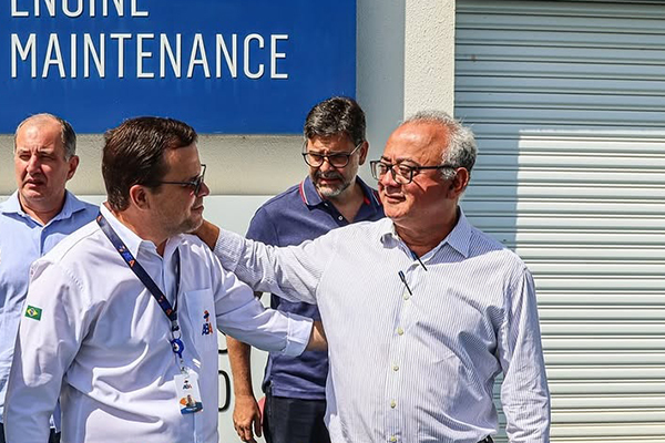 O CEO da empresa ABA Manutenção de Aeronaves, Ruddigger Alves da Silva, com o presidente da FIEB, Carlos Henrique Passos