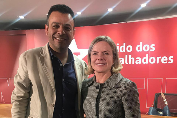 O coordenador nacional do Setorial Inter-religioso do PT, Gutierres Barbosa, e a deputada federal Gleisi Hoffmann