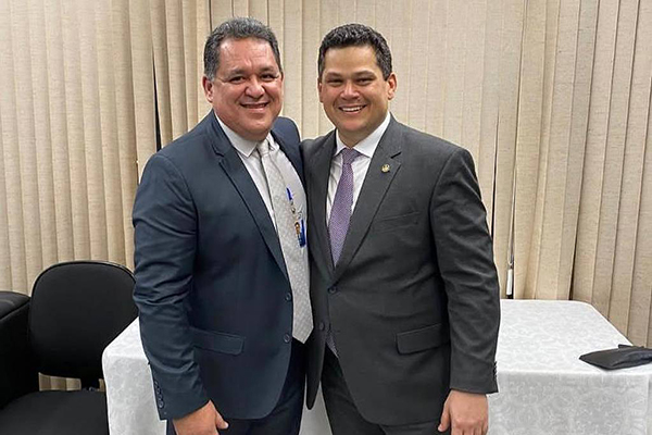 O assessor parlamentar Jardel Nunes e o presidente do Senado, Davi Alcolumbre (União Brasil-AP) 