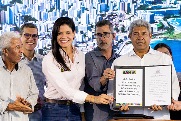 O governador Jerônimo Rodrigues (PT) e secretária de Infraestrutura Hídrica e Saneamento da Bahia, Larissa Moraes