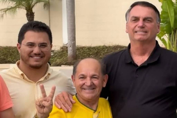 Ex-suplente de Eduardo Bolsonaro, missionário José Olímpio (PL-SP), posa com a camisa do Brasil ao lado de Jair Bolsonaro, em um registro de 2022
