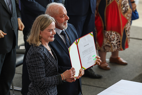 O presidente Luiz Inácio Lula da Silva (d), posa para foto após cerimônia de transmissões de cargos e posses, da ministra da secretaria de relações institucionais, Gleisi Hoffman (e) e ministro da saúde, Alexandre Padilha (Fora de quadro) O presidente Luiz Inácio Lula da Silva (d), posa para foto após cerimônia de transmissões de cargos e posses, da ministra da secretaria de relações institucionais, Gleisi Hoffman (e) e ministro da saúde, Alexandre Padilha (Fora de quadro)