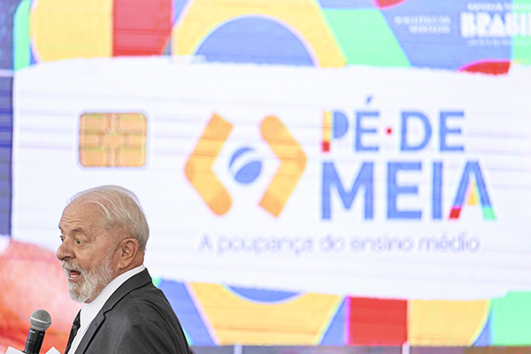Lula durante cerimônia para o anúncio do pagamento do primeiro incentivo financeiro do Programa Pé-de-Meia Lula durante cerimônia para o anúncio do pagamento do primeiro incentivo financeiro do Programa Pé-de-Meia