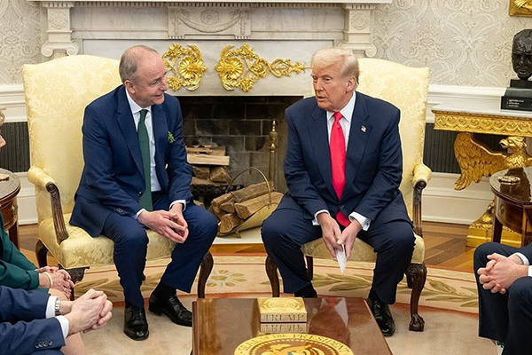O presidente dos EUA, Donald Trump (dir.), ao lado do premiê da Irlanda, Micheál Martin, no Salão Oval da Casa Branca, em Washington