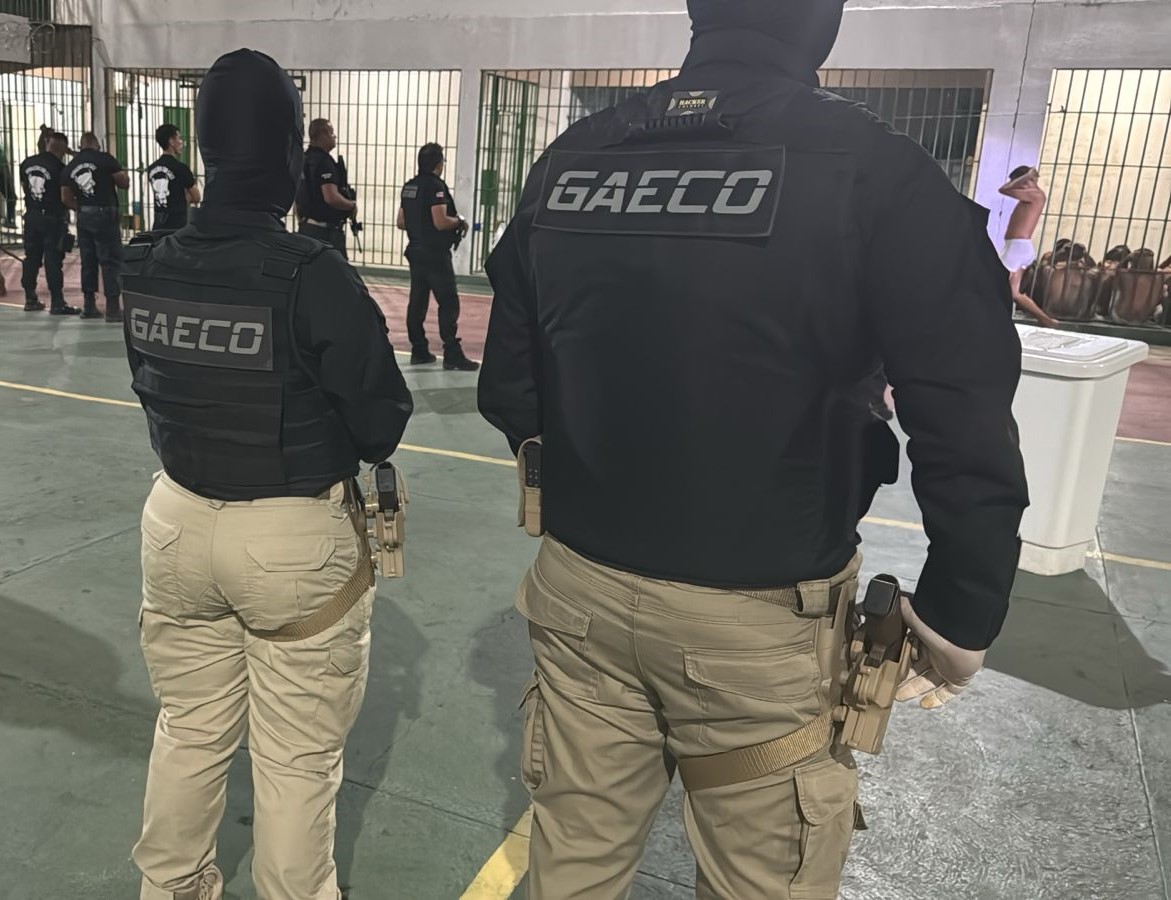 A ‘Operação Mute’ acontece simultaneamente em mais de 100 unidades prisionais no Brasil desde 2023