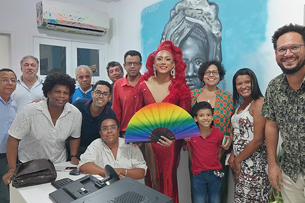 A drag queen e ativista Petra Perón é candidata à presidência municipal do PT