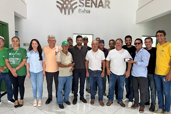 O deputado estadual Tiago Correia (PSDB) com produtores do extremo sul da Bahia