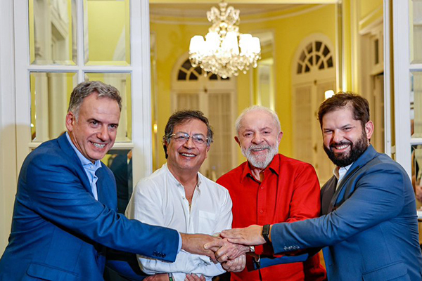 Lula e o presidente recém-empossado do Uruguai, Yamandu Orsi (esq), e os presidentes da Colômbia, Gustavo Petro, e do Chile, Gabriel Boric