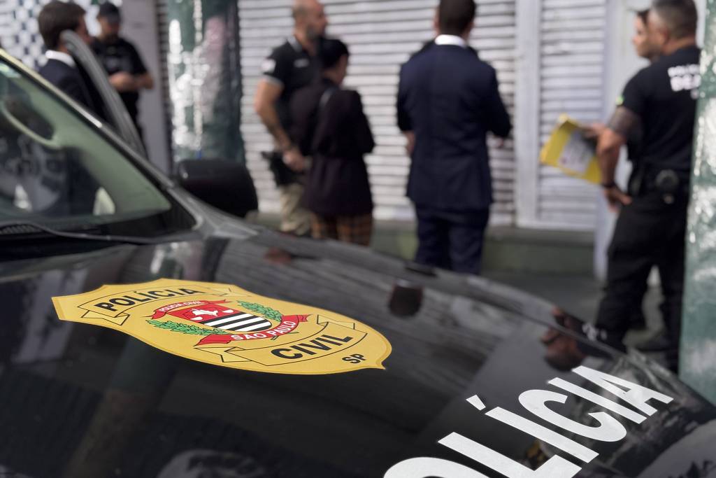 Policiais civis durante cumprimento de mandados de prisão em São Paul em 1º de abril