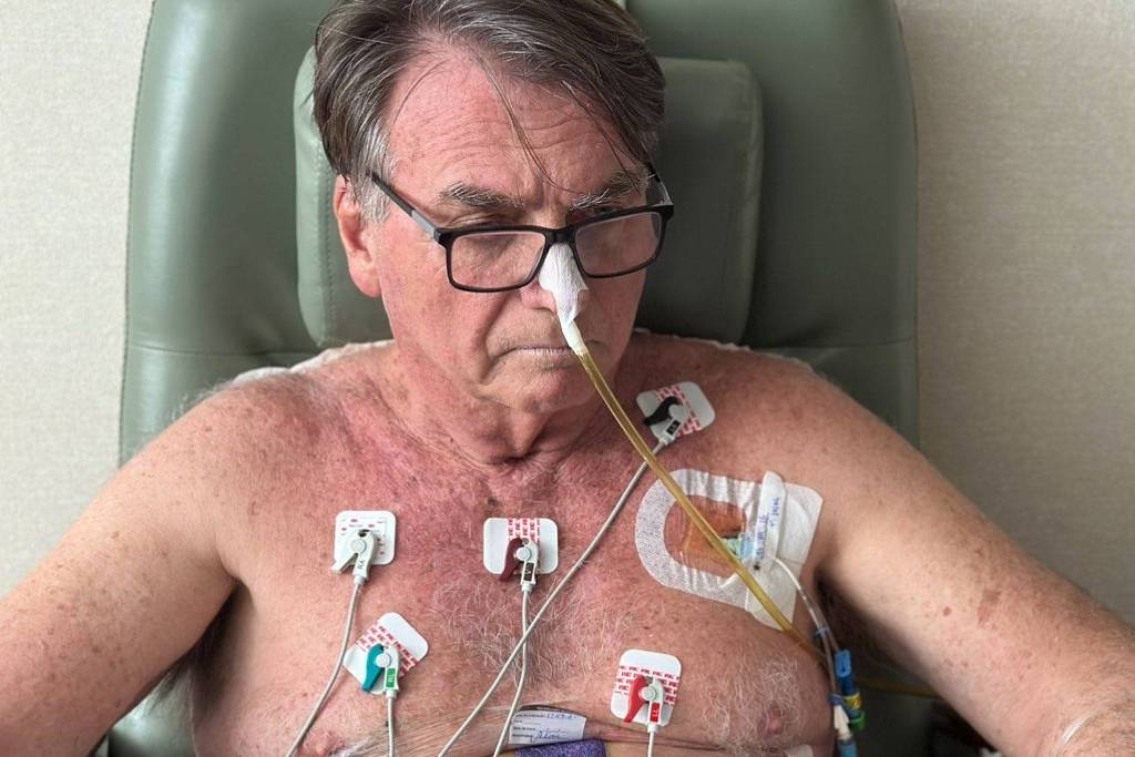 O ex-presidente Jair Bolsonaro (PL) lendo no hospital onde está internado na UTI, após cirurgia