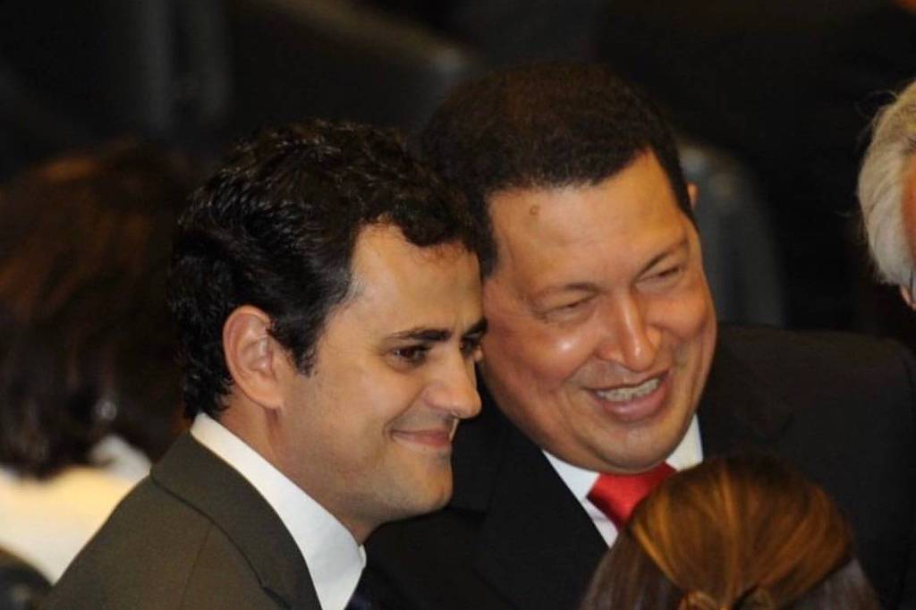 O deputado federal Glauber Braga (PSOL) ao lado do ditador venezuelano Hugo Chavez, morto em 2013, durante a posse de Dilma Rousseff na Presidência da República, em 2011