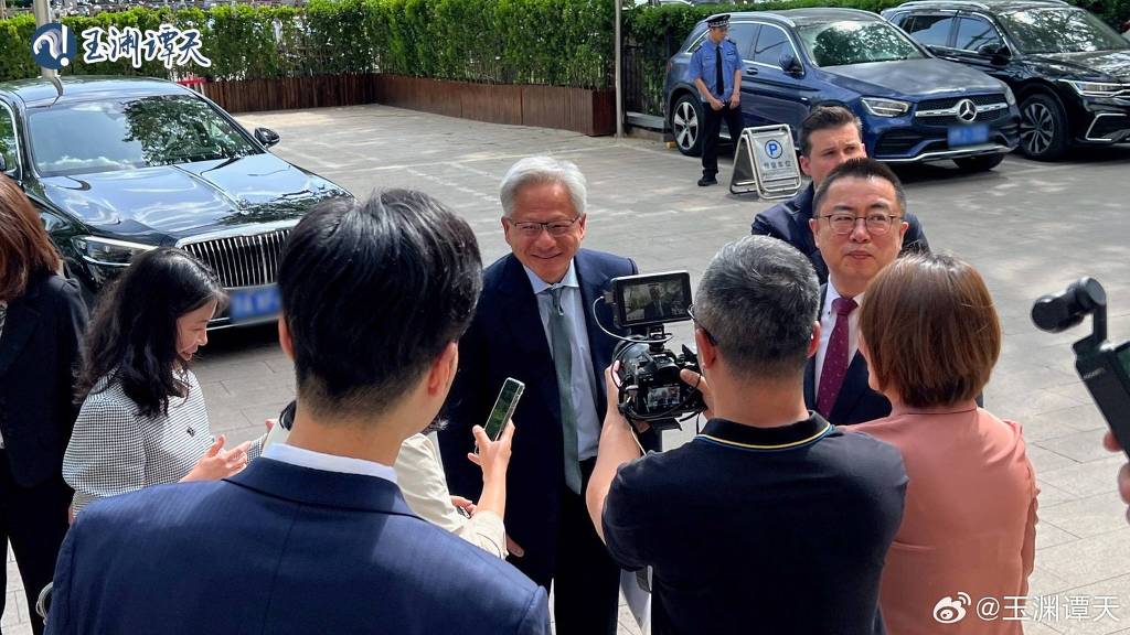 Proibido por Trump de vender chip à China, CEO da Nvidia aparece em Pequim