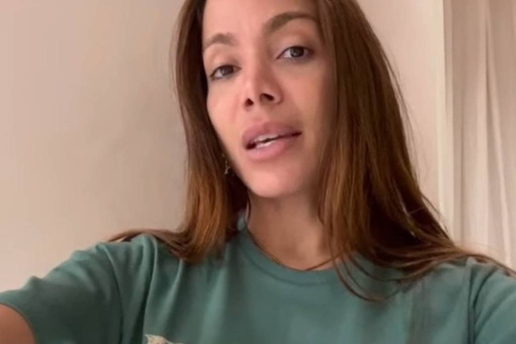 A cantora Anitta se manifestou contra os leilões de áreas verdes em Salvador