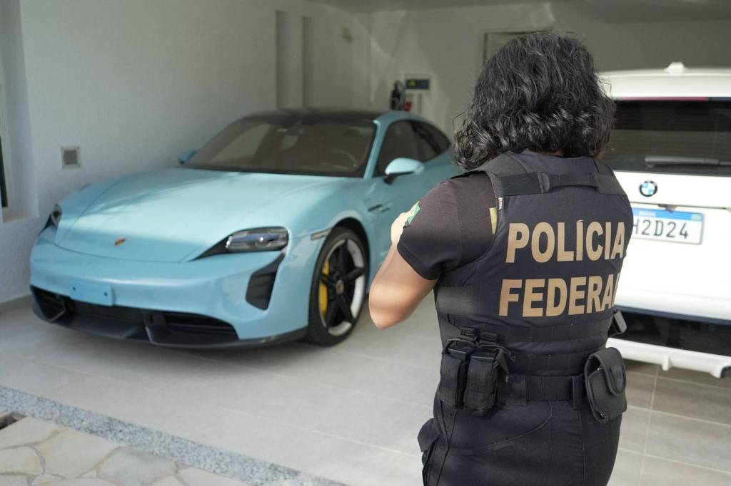 PF apreende carros de luxo em operação contra descontos indevidos do INSS