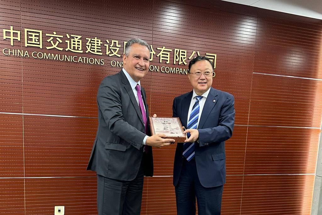 O chefe da Casa Civil, Rui Costa, com o presidente da CCCC, Wang Tongzhou, na sede da empresa em Pequim, na China, em 27 de abril de 2025