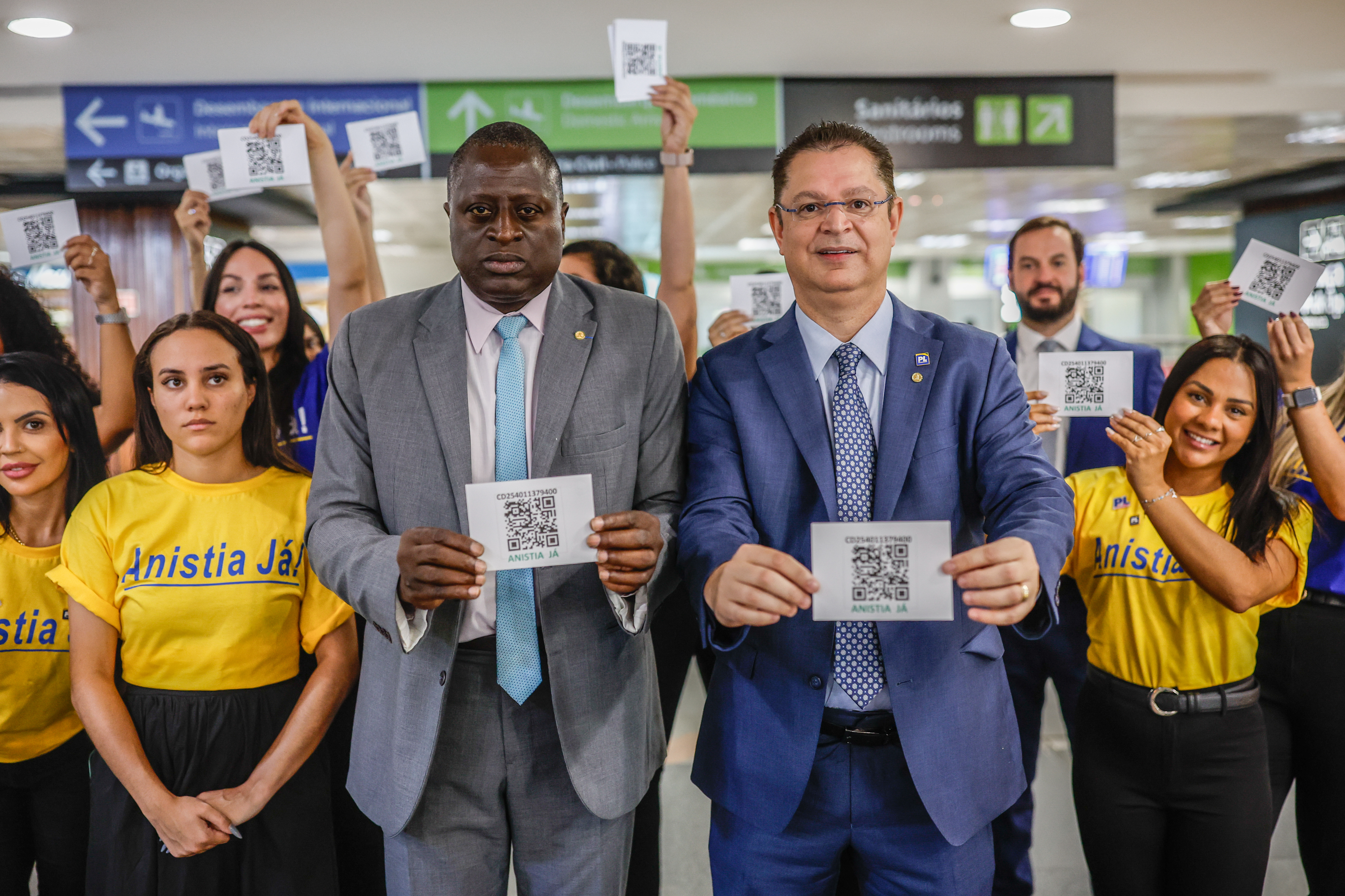 Deputados no Aeroporto de Brasília recolhem assinaturas para Anistia Deputados no Aeroporto de Brasília recolhem assinaturas para Anistia