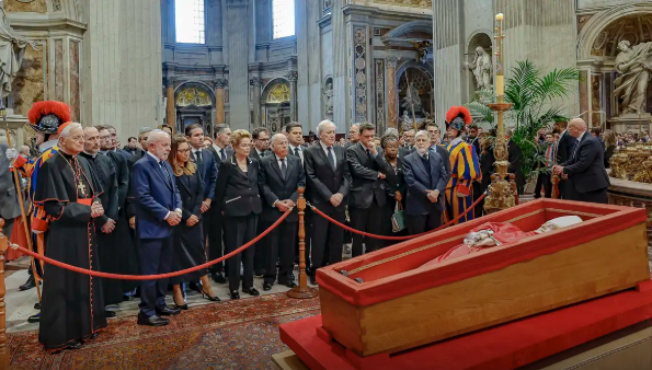 Hoje é o último dia de velório aberto na Basílica de São Pedro