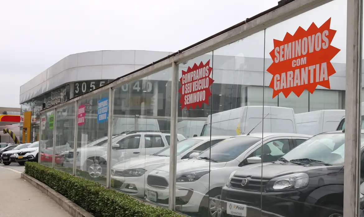 Houve retração para veículos leves e pesados; motocicletas destoaram