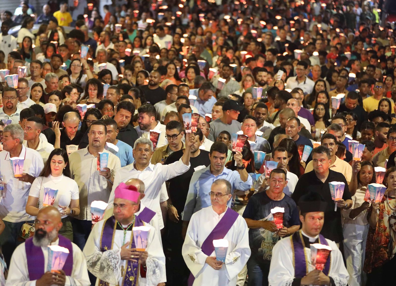 O governador Jerônimo Rodrigues participou da tradicional Missa da Ceia do Senhor, na Catedral Senhora Sant'Ana