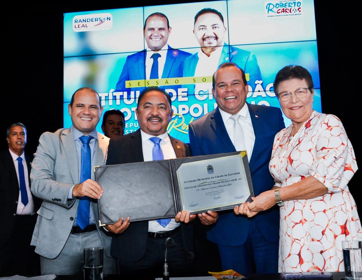 Roberto Carlos recebe título de cidadão de Salvador em solenidade concorrida na Câmara de Vereadores Roberto Carlos recebe título de cidadão de Salvador em solenidade concorrida na Câmara de Vereadores
