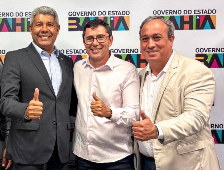 Ao lado de Vitor Azevedo e do prefeito Benon Cardoso, Jerônimo visita tradicional Feira de Caxixis de Nazaré