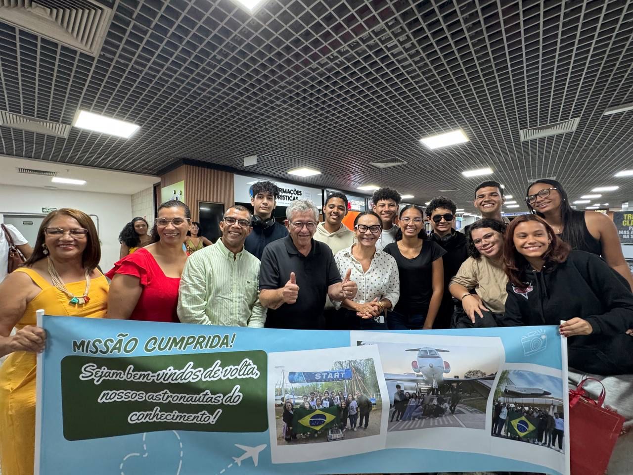 Os alunos desembargaram no Aeroporto Internacional de Salvador por volta das 19h