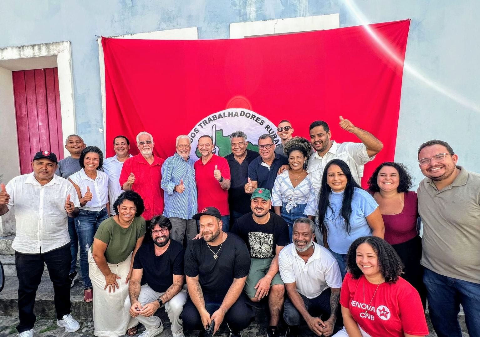 Edinho recebe amplo apoio de tendências do PT na Bahia Edinho recebe amplo apoio de tendências do PT na Bahia