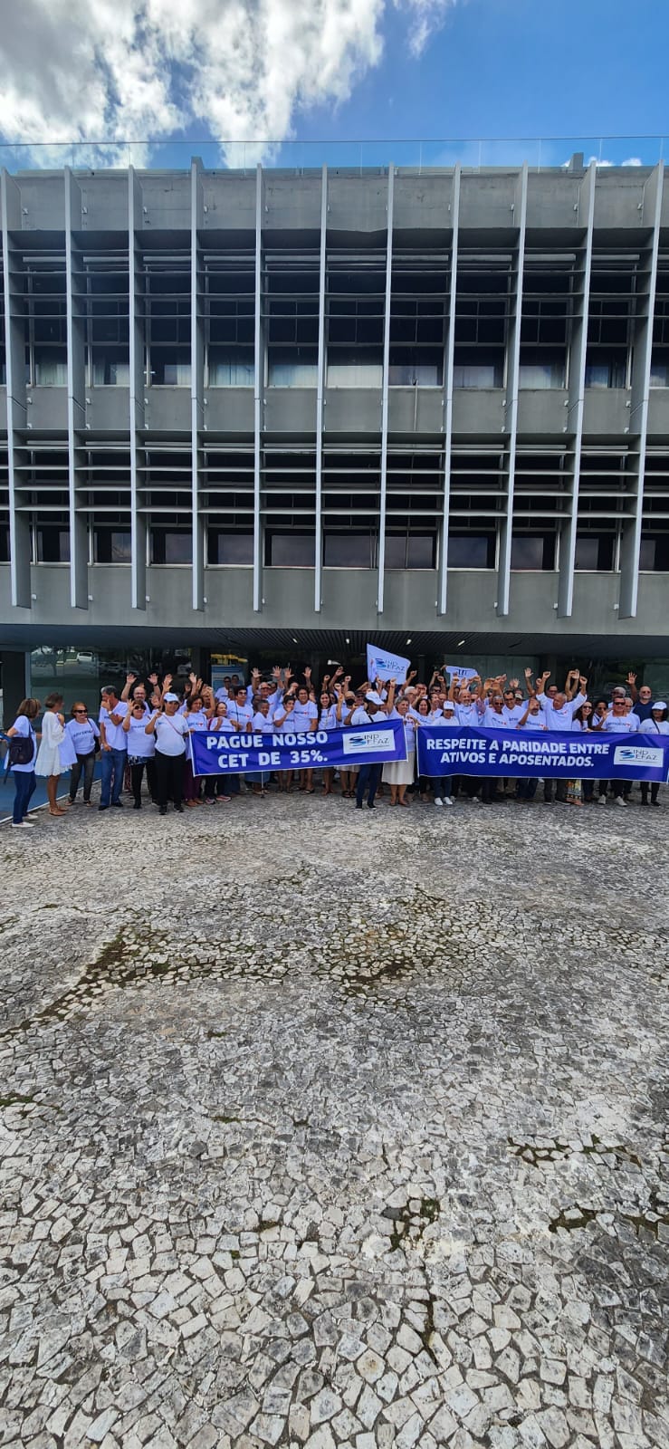 Manifestantes denunciam que estão acumulando prejuízos há 18 meses Manifestantes denunciam que estão acumulando prejuízos há 18 meses